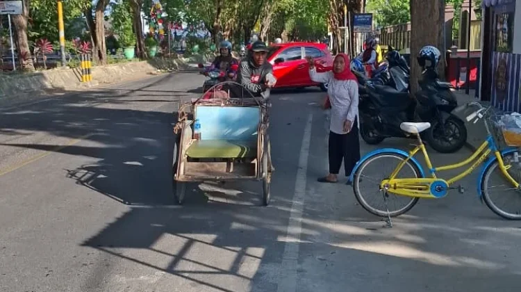 Kita Berbagi Sosial Sumenep bagikan 75 Nasi Bungkus