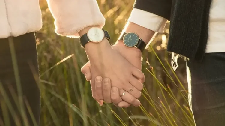 Genggam Tangan Pasangan, Sentuhan yang Bisa Menguatkan Kedekatan Suami Istri