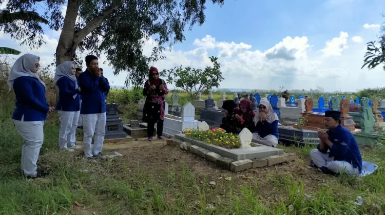 Ziarah Makam, Mengenang Jasa, Menjemput Hikmah