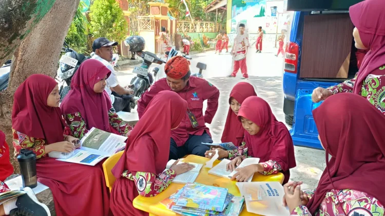Armada Perpustakaan Keliling Sumenep Sambangi SDN Parsanga I