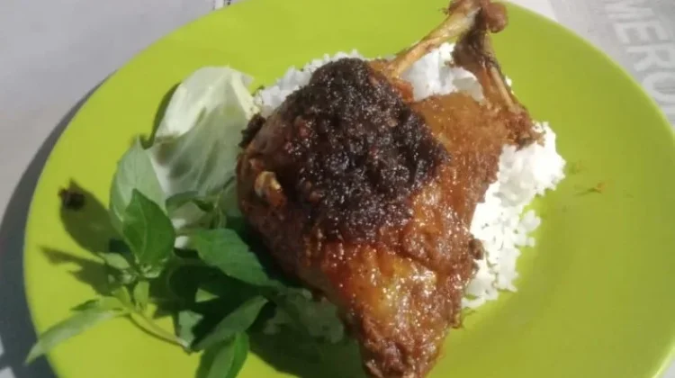 Lalapan Bebek Bikin Nagih, Gurihnya Bikin Penikmat Ingin Kembali