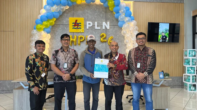 Hari Pelanggan Nasional, Manager PLN UP3 Madura Melayani Warga di ULP Blega