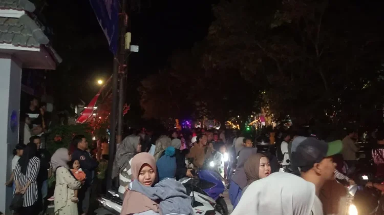 Membludak, Masyarakat Sumenep Padati Rute Festival Musik Tong-Tong se-Madura