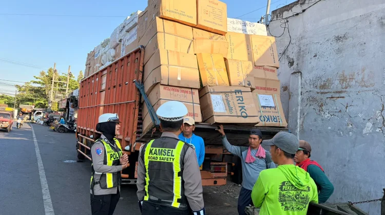Satlantas Polresta Sumenep Edukasi Sopir Tentang ODOL