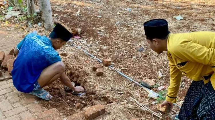 Mahasiswa KKN UA Posko 47 Perbaiki Akses Jalan Paving di Pulau Giliyang