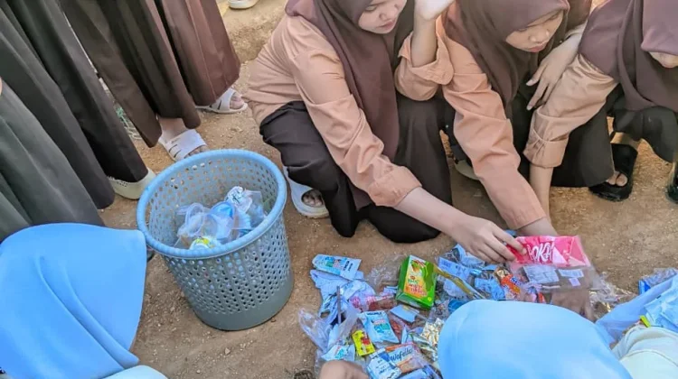 Mahasiswa KKN UA Ajak Pelajar Sumenep Lawan Sampah dari Sekolah