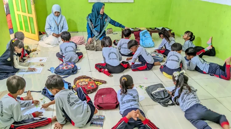 Kolase dari Sampah Plastik, Cara Mahasiswa KKN UA Edukasi Anak Sumenep