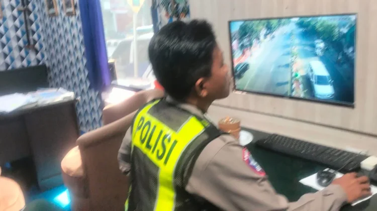 Satlantas Polresta Sumenep Pantau Arus Lalin Melalui TMC