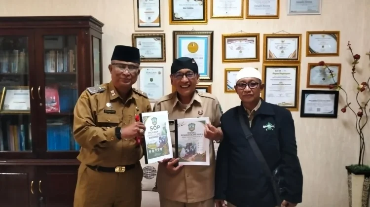 Dari Blangkon ke Dua Buku, Kepala SDN Panaongan III Siapkan Warisan Pendidikan