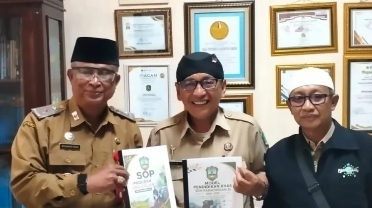 Dari Blangkon ke Dua Buku, Kepala SDN Panaongan III Siapkan Warisan Pendidikan