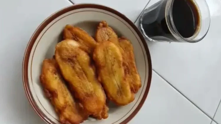Segelas Kopi dan Pisang Goreng Menambah Suasana Santai
