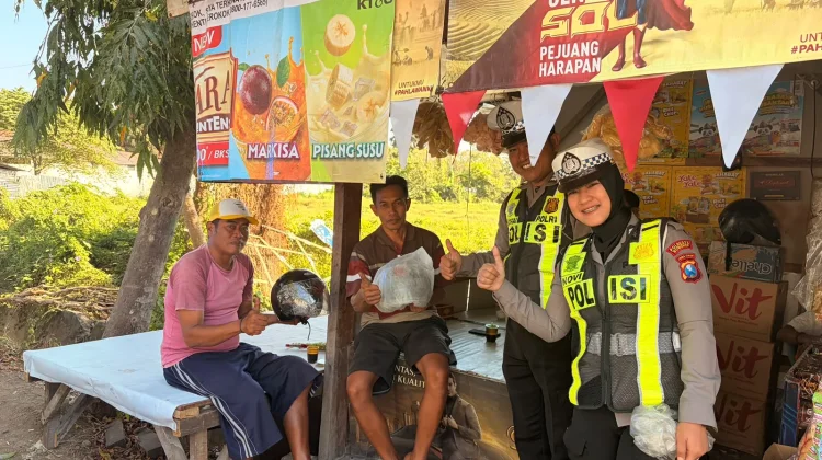 Polantas Menyapa, Satlantas Polresta Sumenep Bagikan Helm