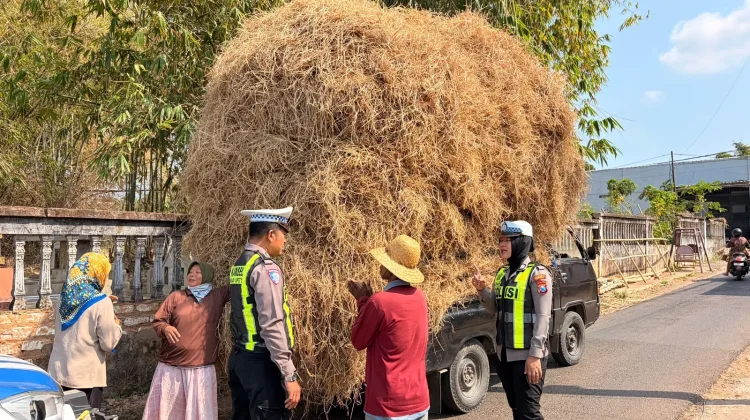 Satlantas Polresta Sumenep Tegur Sopir Pick Up Overload