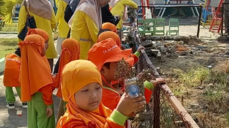 Murid TK Al-Qur’an Suryalaya Tanamkan Cinta Lingkungan lewat Kegiatan Penghijauan