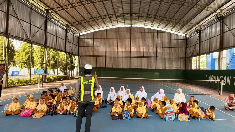 Polisi Sahabat Anak, Satlantas Sumenep Bagikan Tas dan Helm