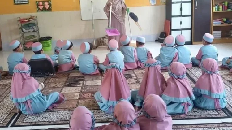 Kenalkan Alat Kebersihan, Siswa TK Islam Integral Qurrata A'yun Belajar Kebutuhank