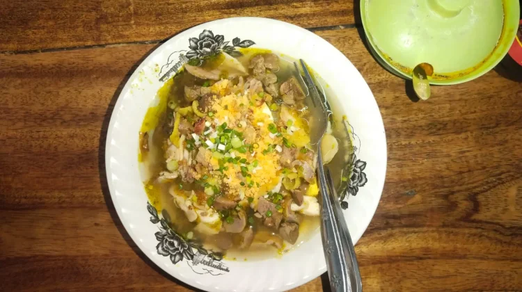 Primadona Kuliner: Soto Ayam Madura Hangat, Segar, dan Kaya Cita Rasa