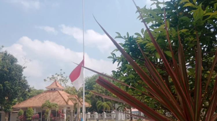 Warga Sumenep Dukung Pengibaran Bendera Setengah Tiang