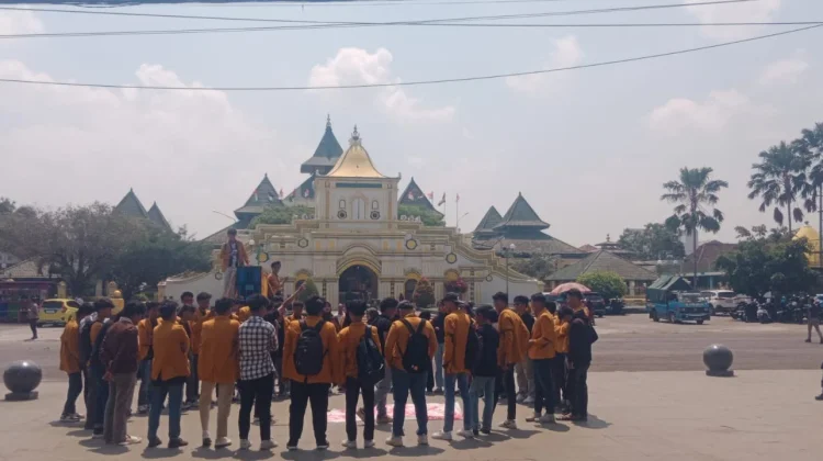 Aksi Mahasiswa Wiraraja Menolak Lupa di September Hitam