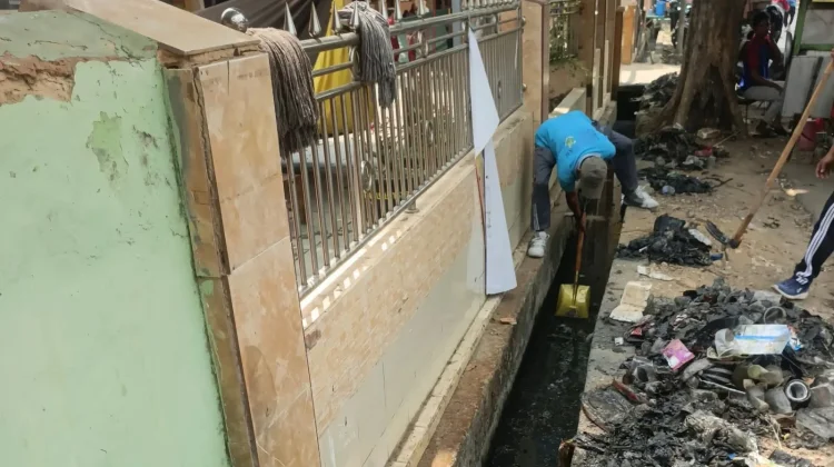 DLH Sumenep Bersihkan Selokan SDN Bangselok 2, Dorong Budaya Peduli Lingkungan