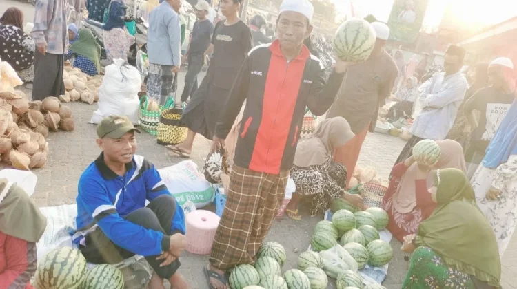 Harga Semangka di Pasar Jangara Turun Jadi Rp4.000