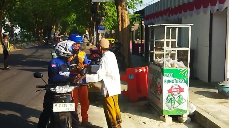 Kita Berbagi Sosial Sumenep Bagikan 102 Nasi Bungkus Tujuan Akhirat