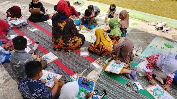PAUD Al-Qur’an Suryalaya Meriahkan Hari Batik dengan Mewarnai