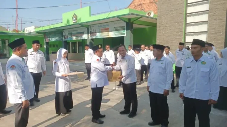 Sebanyak Tiga ASN Kemenag Sumenep Terima SK Kenaikan Pangkat