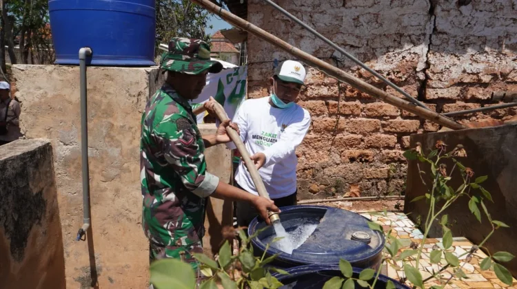 Kodim dan Baznas Sumenep Salurkan 5.000 Liter Air untuk Warga Langsar