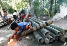Permainan Meriam Bambu Menunggu Waktu Berbuka Puasa