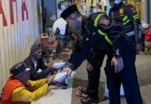 Sambil Berbagi Sahur, Satlantas Polres Sumenep Ajak Masyarakat Tertib Lalin