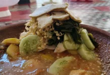 Sensasi Pedas Gurih Rujak Cobek Khas Talango Sumenep