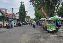 Warga Sumenep Manfaatkan Area Taman Bunga untuk Olahraga Sambil Berburu Takjil