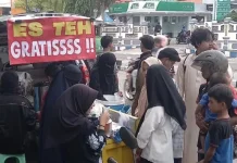 Berbagi Es Teh Gratis, Cara Sederhana Tebar Kebaikan di Ramadan