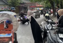Siswa SMKN 1 Sumenep Bagikan Ratusan Paket Takjil bagi Warga Kota