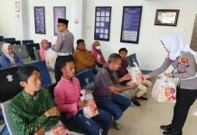 Polantas Sumenep Berbagi Takjil kepada Pemohon SIM