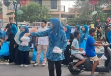PKK Desa Pabian Bagi Takjil Diiringi Musik Daul