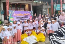 Siswa TK Negeri Pembina Sumenep Berbagi Takjil Ramadan