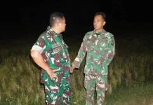 Dansatgas TMMD 127 Sumenep Pantau Pembangunan Jalan hingga Malam