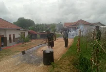 Satgas TMMD Kebut Pengaspalan Mandala Bersama Warga