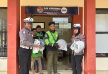 Polantas Sumenep Menyapa Ojol Bagikan Helm