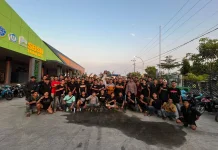 Komunitas Motor 2 Stroke Sumenep Bagi Takjil
