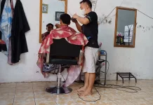 Berkah Ramadan, Jasa Pangkas Rambut di Bluto Ramai Pelanggan