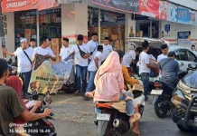 Taruna Muda Desa Pamolokan Bagikan Ratusan Paket Takjil Gratis Ramadan