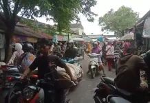 Pasar Anom Baru Sumenep Dipadati Pengunjung Menjelang Lebaran Idul Fitri