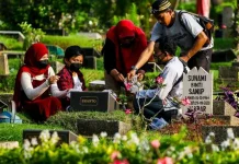 Nyekar setelah Salat Id, Tradisi Warga yang Tetap Dilestarikan