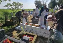 Warga Sumenep Padati Pemakaman Dinding Buta Lakukan Tradisi Ziarah Kubur