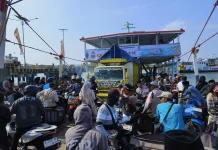 H+3 Lebaran Penyeberangan Kalianget Talango Masih Ramai