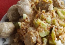 Rujak Pentol Jadi Tren Kuliner Jalanan