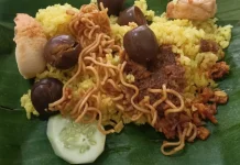 Nasi Kuning Bungkus Daun Pisang Tetap Jadi Favorit Masyarakat
